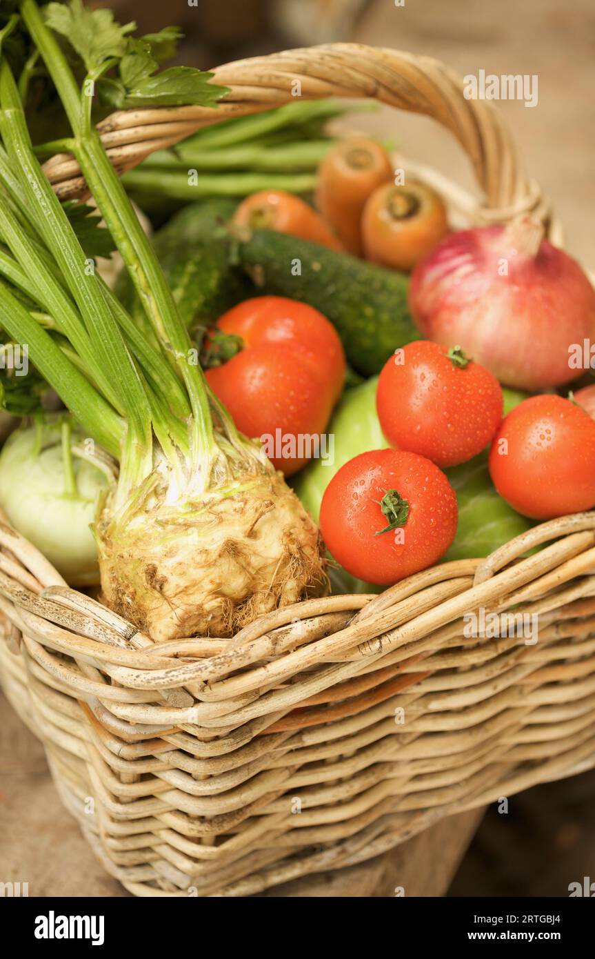 Nahaufnahme von Weidenkorb gefüllt mit gemischtem Gemüse Stockfoto