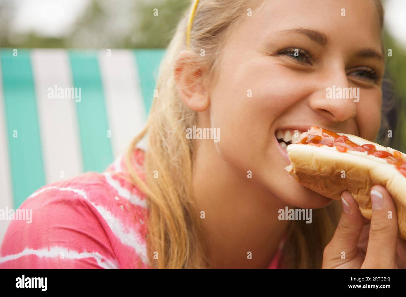 Ein junges Mädchen einen Hot Dog Essen Nahaufnahme Stockfoto