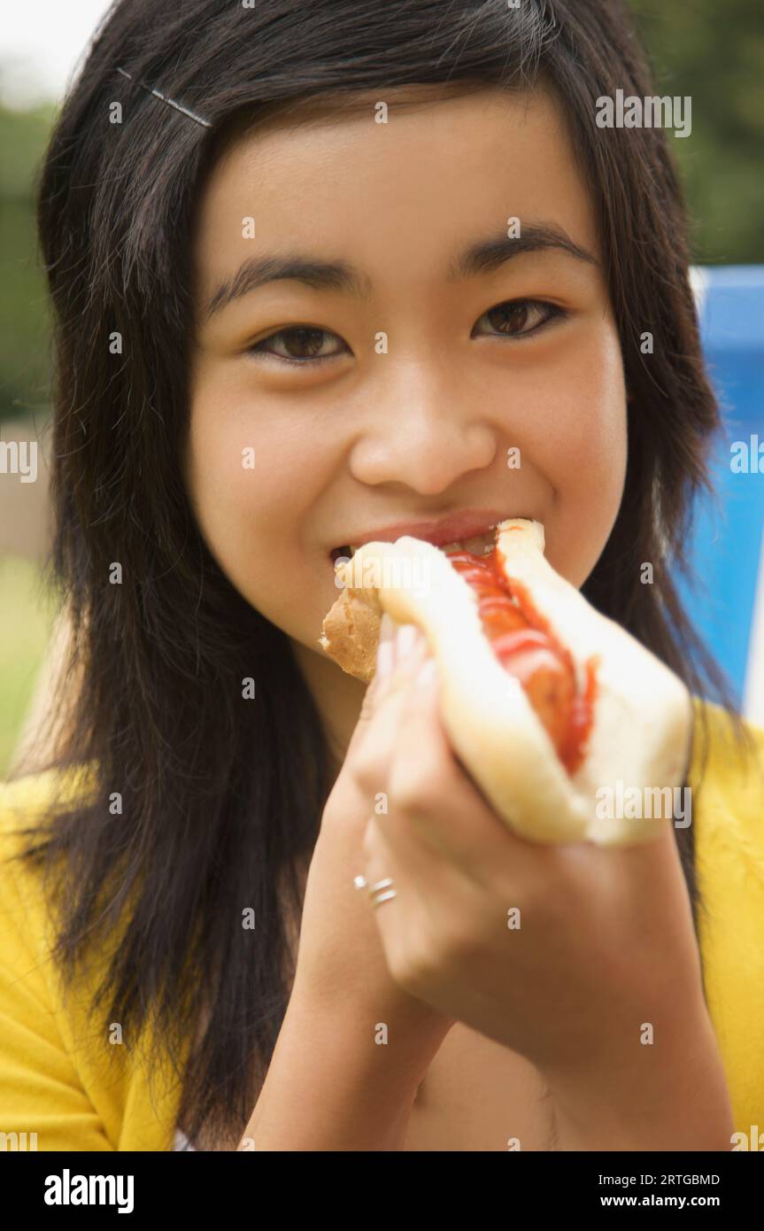 Ein junges Mädchen einen Hot Dog Essen Nahaufnahme Stockfoto