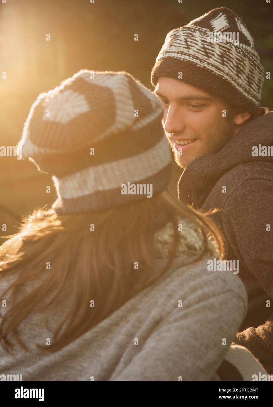 Jungen Mann mit Blick auf junge Frau lächelt Stockfoto