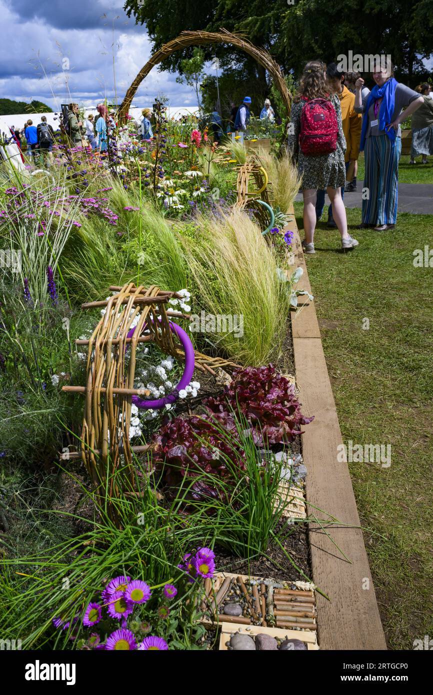 Besucher sehen bunte Gartenblumen - Teilnahme am Wettbewerb „Gartenbau Hochbeet“, RHS Tatton Park Flower Show 2023 Showground, Cheshire England UK. Stockfoto