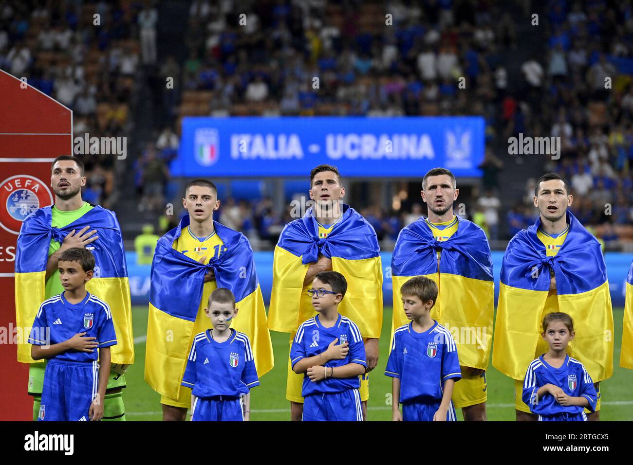 Nicht exklusiv: MAILAND, ITALIEN - 12. SEPTEMBER 2023 - Spieler der ukrainischen Nationalmannschaft Heorhii Bushchan, Vitalii Mykolenko, Illia Zabarnyi, Serhii Stockfoto