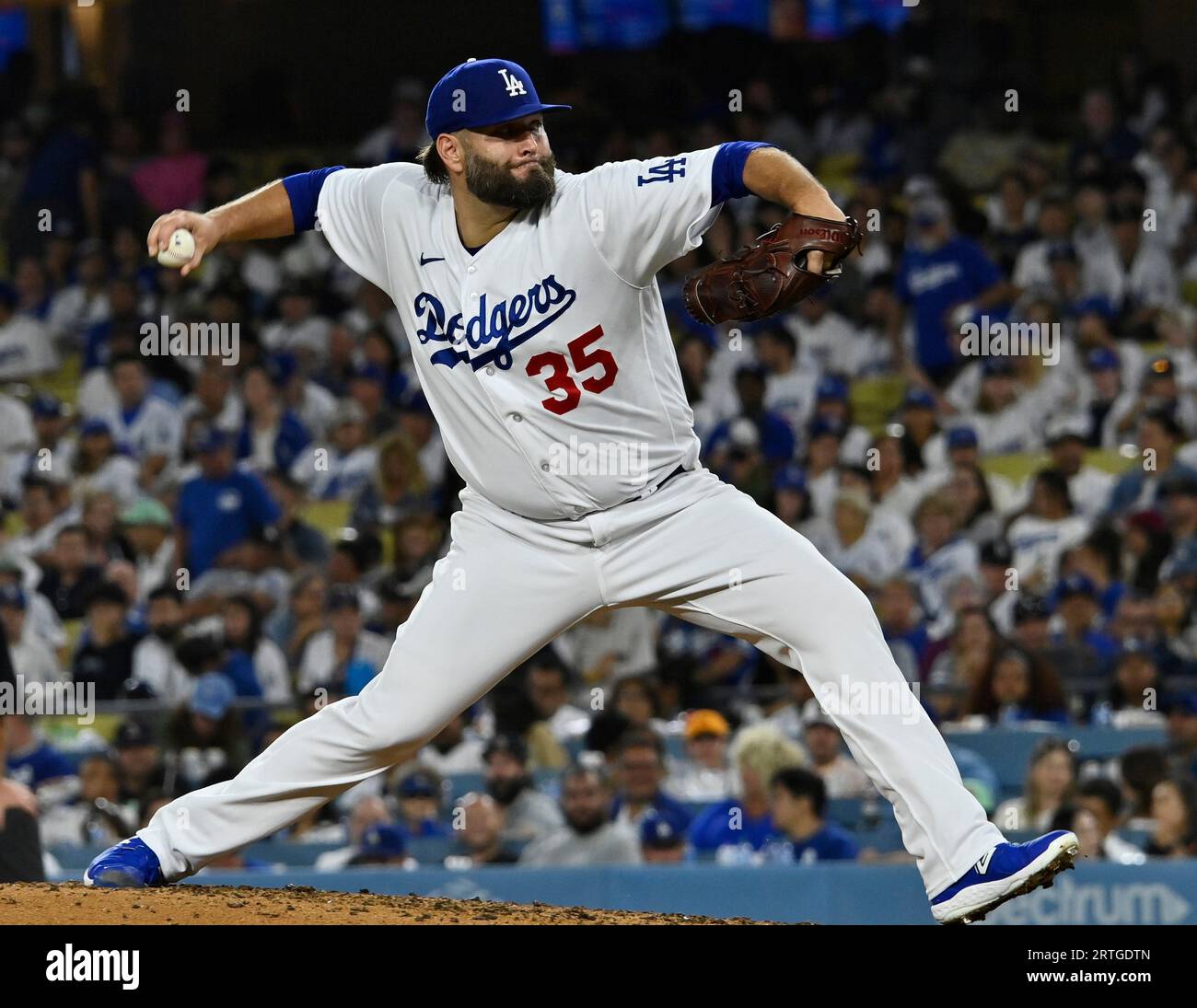 Los Angeles, Usa. September 2023. Los Angeles Dodgers Starting Pitcher Lance Lynn trifft am Dienstag, den 12. September 2023, im siebten Inning gegen die San Diego Padres im Dodger Stadium in Los Angeles zu. Lance Lynns Sieben-Inning-Rennen mit zwei Läufen und fünf Treffern beim Sieg über die San Diego Padres am Dienstagabend 11-2 waren nicht die dominanten Starts, die die Hoffnung wecken werden, dass der starke Rechtsgänger die Playoff-Rotation der Dodgers vorantreiben oder das Team im Oktober in die World Series tragen kann. Foto von Jim Ruymen/UPI Credit: UPI/Alamy Live News Stockfoto