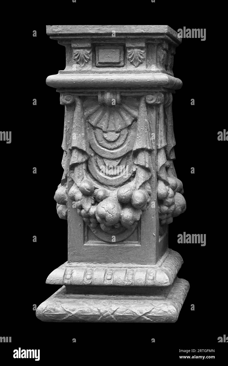 Alte römische Säule isoliert auf schwarzem Hintergrund Stockfoto