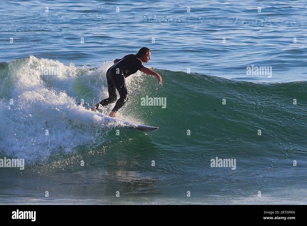 Surfen am Rincon Point in Kalifornien während eines Sommerschwells Stockfoto