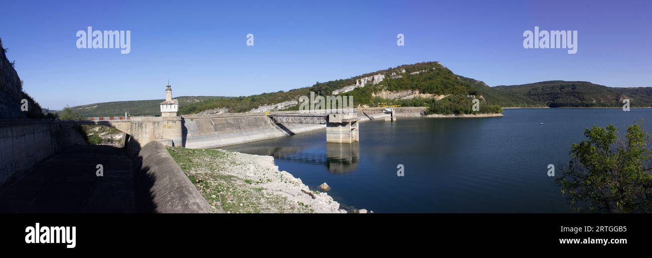 Gorsko Kosovo Dam, eingebettet in die atemberaubende Landschaft des Kosovo, ist eine ruhige Oase für Naturliebhaber und Abenteuerlustige gleichermaßen. Dieser pi Stockfoto