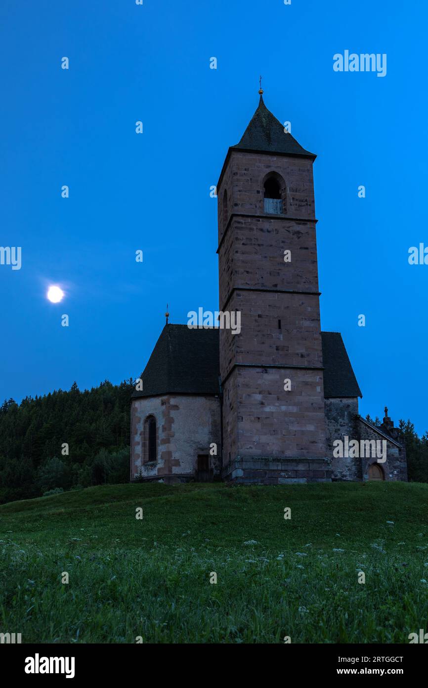 St. Kathrein-Kirche, Hafling bei Meran, Südtirol, am frühen Morgen Stockfoto