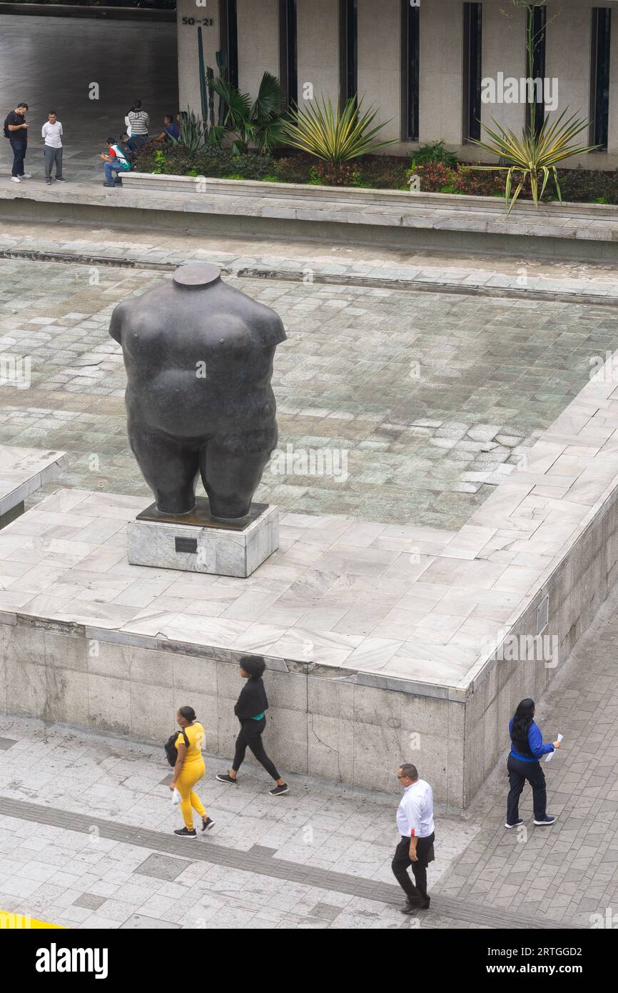 La Gorda de Botero - Skulptur von Fernando Botero vor dem Gebäude Banco de la República in Medellin, Antioquia, Kolumbien Stockfoto