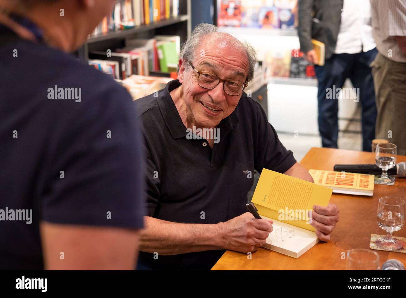 Der brasilianische Schriftsteller Ruy Castro bei der Vorstellung seines neuen Buches „A Vida por Escrito“ im Buchladen „Livraria da Travessels“ in Lissabon, Portugal. Stockfoto