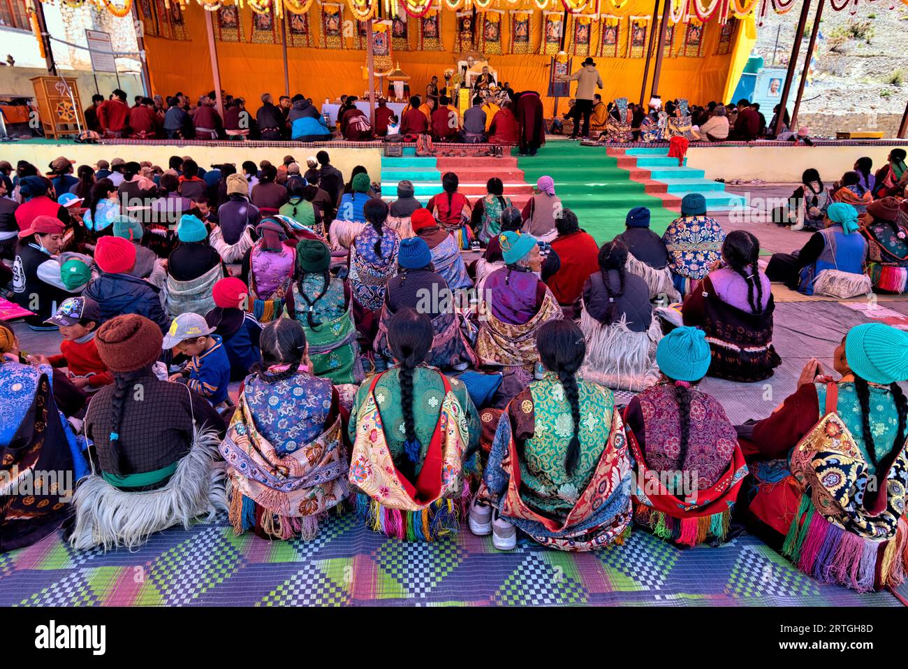 Ladakhi-Frauen in traditioneller Kleidung bei einem hohen lama-Unterricht in Lingshed, Ladakh, Indien Stockfoto