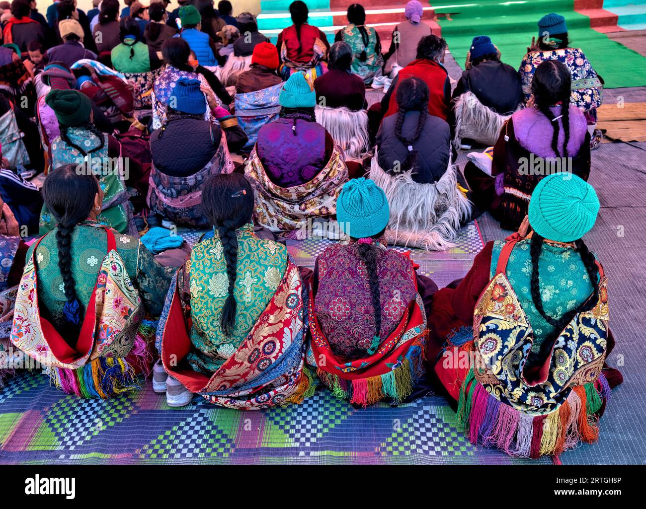 Ladakhi-Frauen in traditioneller Kleidung bei einem hohen lama-Unterricht in Lingshed, Ladakh, Indien Stockfoto