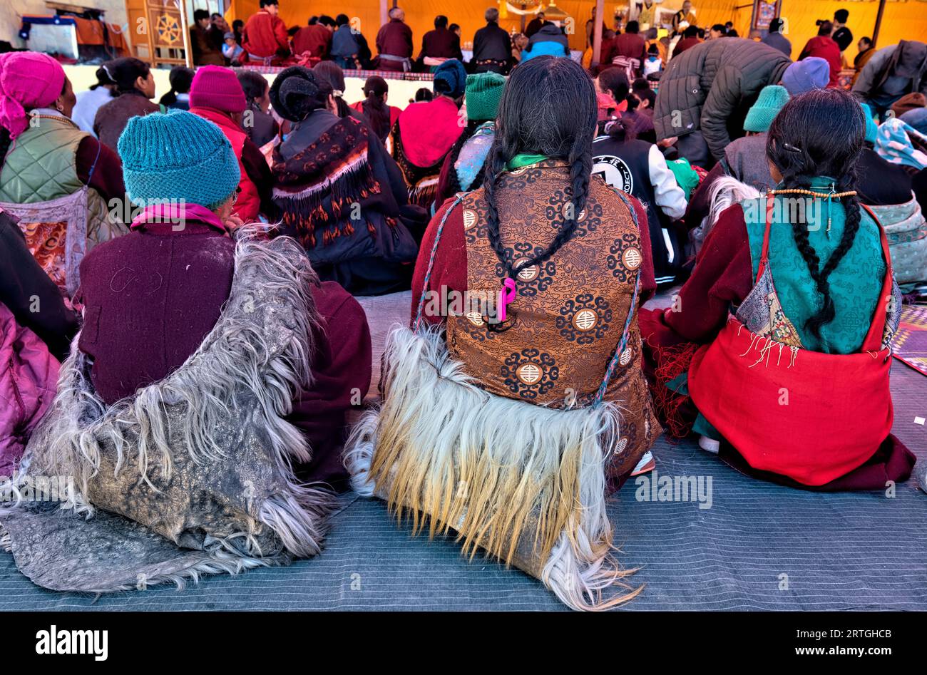 Ladakhi-Frauen in traditioneller Kleidung bei einem hohen lama-Unterricht in Lingshed, Ladakh, Indien Stockfoto