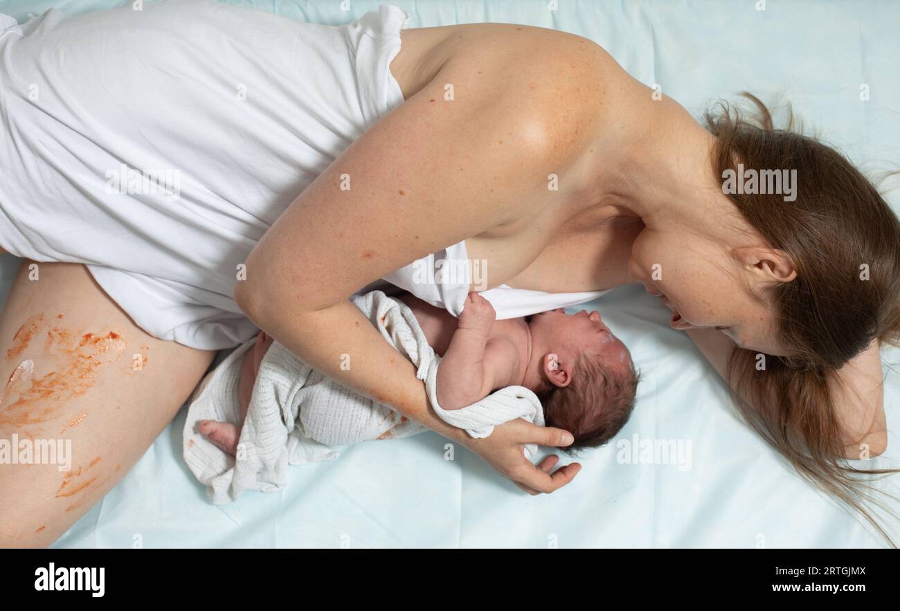 Frau mit neugeborener Baby haben eine Pause Stockfoto