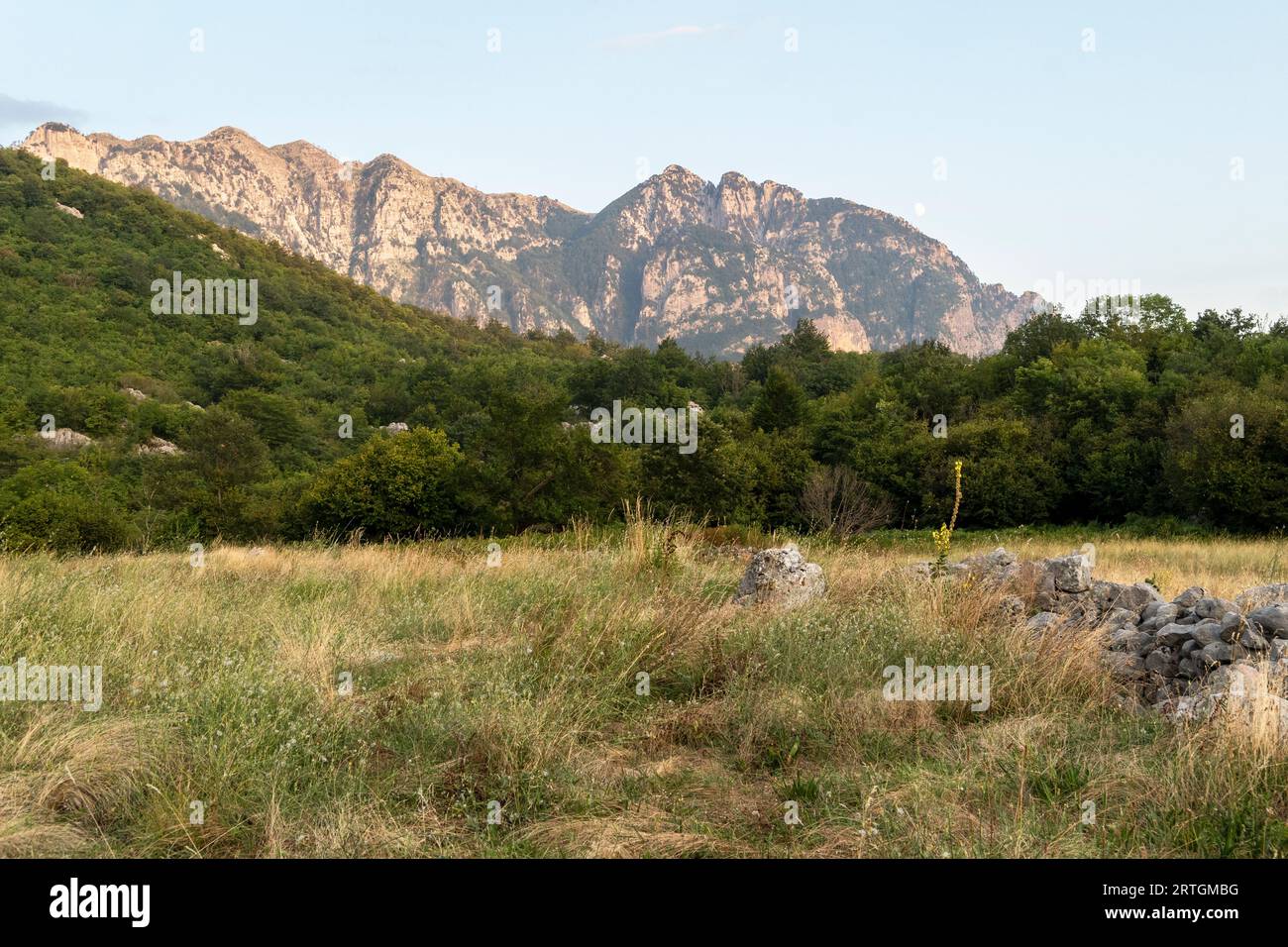 Albanische Bergalpen. Berglandschaft, malerischer Bergblick im Sommer, großes Panorama Stockfoto