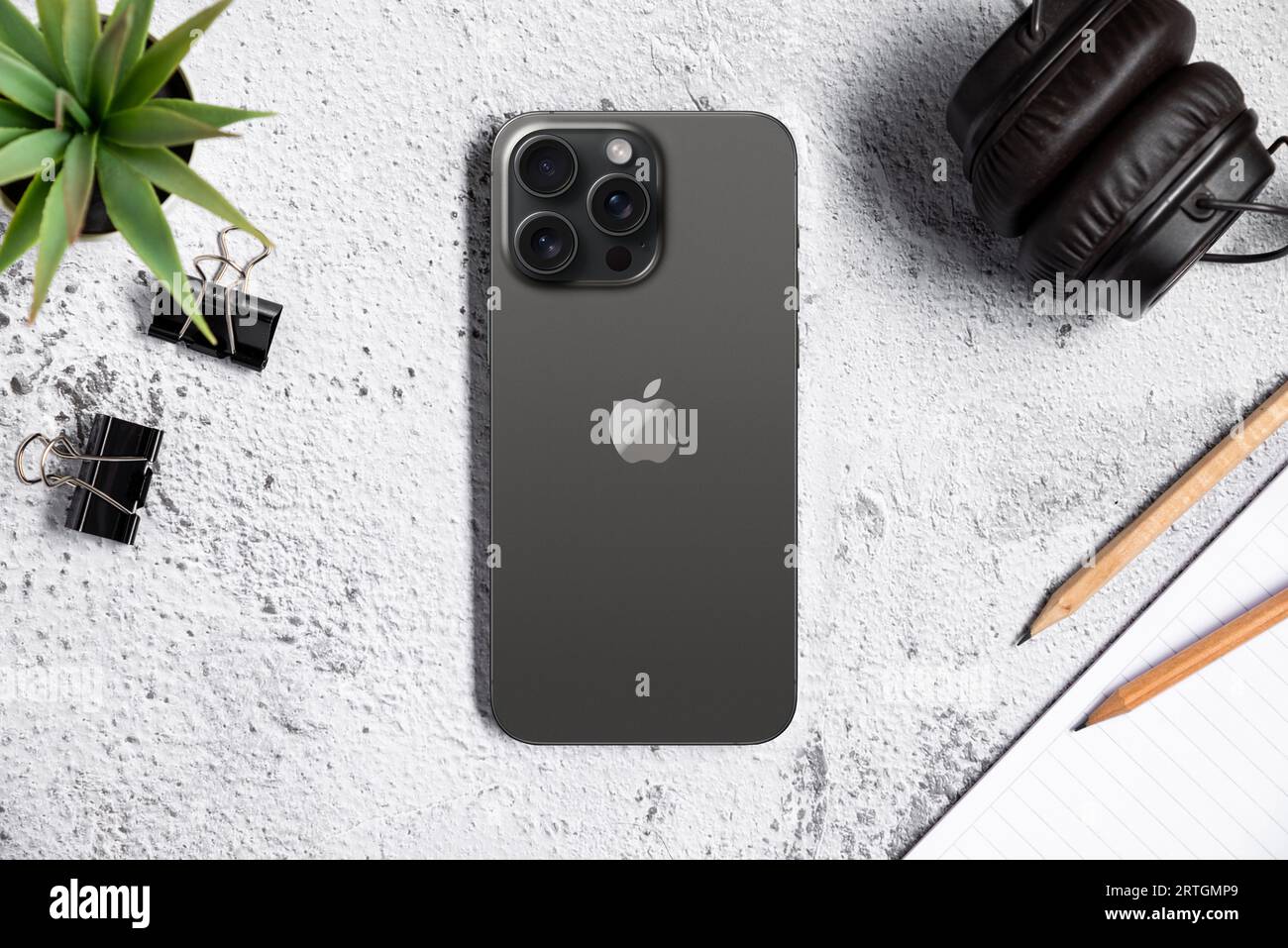 Antalya, Türkei - 12. September 2023: Neu veröffentlichtes iPhone 15 pro max Mockup Set mit Rücken- und Vorderwinkel Stockfoto