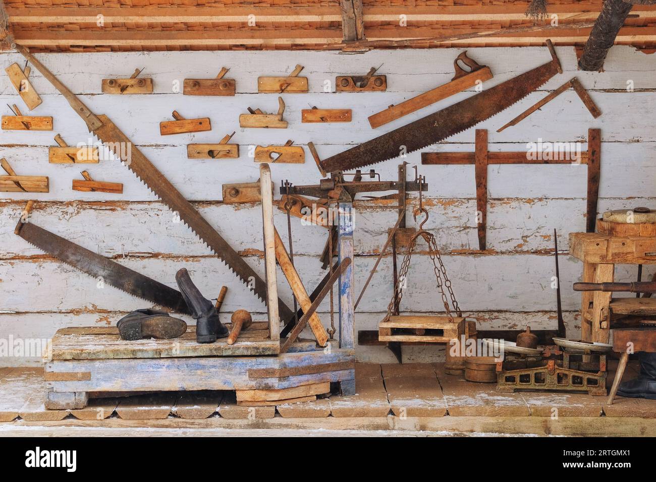 Authentische Werkzeuge im Haus im rustikalen Stil. Installation von traditionellen ländlichen Haushaltsgegenständen in Museen. Stockfoto
