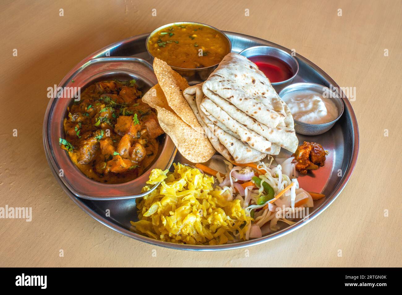 Gesunder und leckerer indischer vegetarischer Teller zum Mittag- und Abendessen mit einer Vielzahl an appetitlichen vegetarischen Gerichten, um Ihre Geschmacksnerven zu verwirren und zu geben Stockfoto