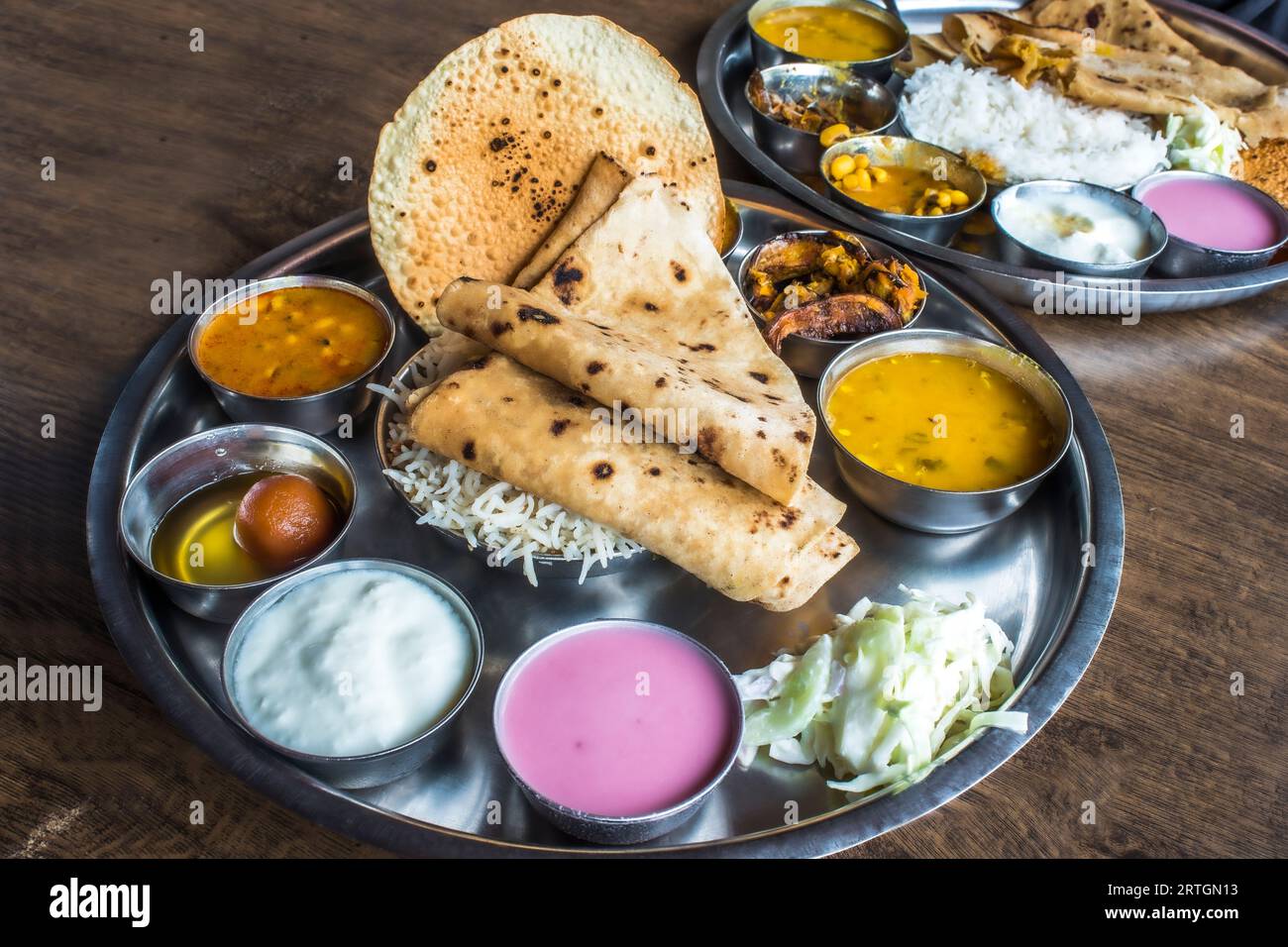 Gesunder und leckerer indischer vegetarischer Teller zum Mittag- und Abendessen mit einer großen Auswahl an appetitlichen vegetarischen Gerichten und süßen Gerichten, die Ihren Geschmack verzaubern Stockfoto