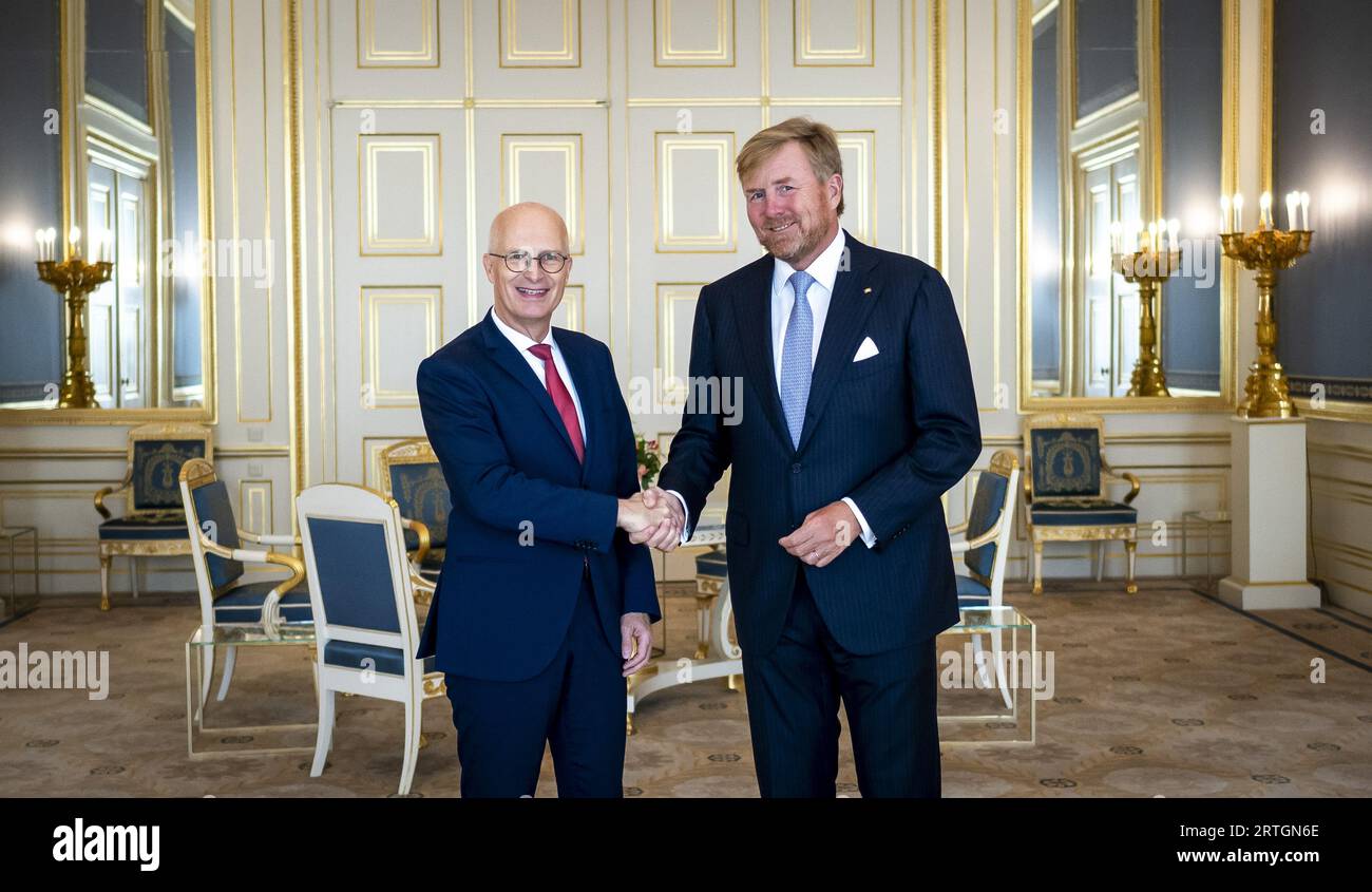 DER HAAG - König Willem-Alexander empfängt Bundesratspräsident Peter Tschentscher im Schloss Noordeinde. Der Bundesrat ist die Vertretung der sechzehn deutschen staaten im deutschen politischen System. Zusammen mit dem Bundestag bildet er den Deutschen Bundestag. ANP POOL FRANK VAN BEEK niederlande raus - belgien raus Stockfoto