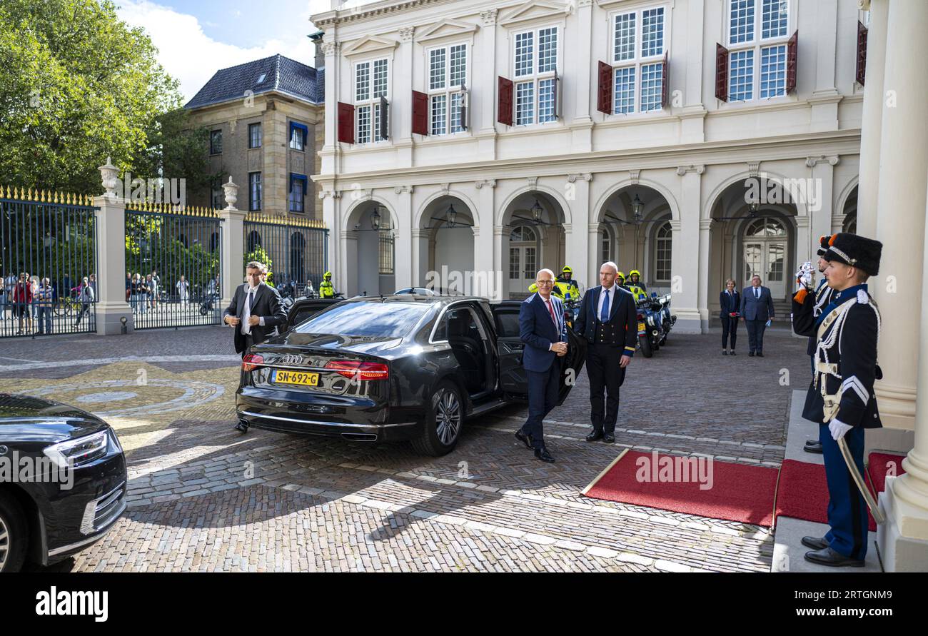 DER HAAG - König Willem-Alexander empfängt Bundesratspräsident Peter Tschentscher im Schloss Noordeinde. Der Bundesrat ist die Vertretung der sechzehn deutschen staaten im deutschen politischen System. Zusammen mit dem Bundestag bildet er den Deutschen Bundestag. ANP POOL FRANK VAN BEEK niederlande raus - belgien raus Stockfoto
