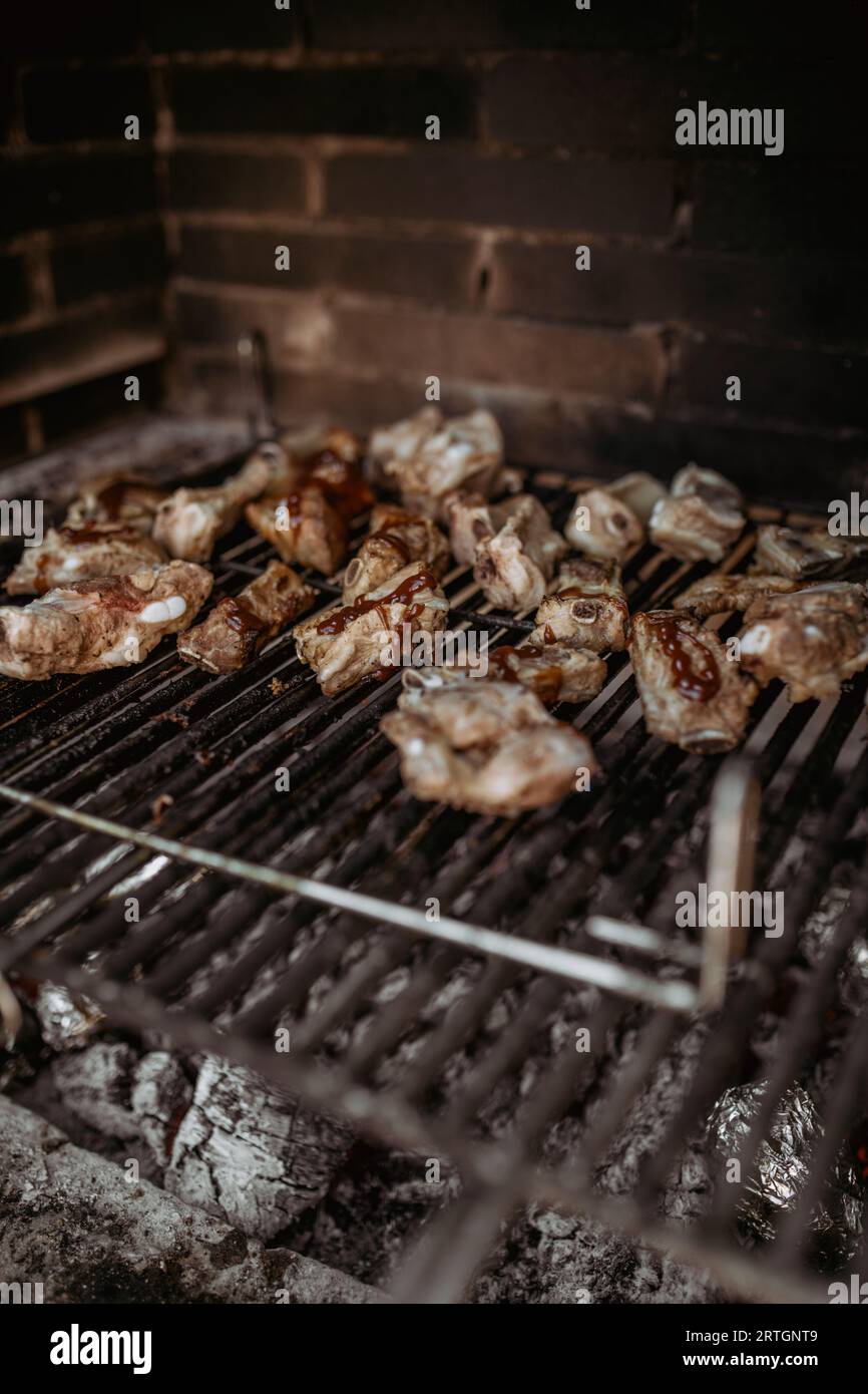 Kochen Fleisch im Grill Stockfoto