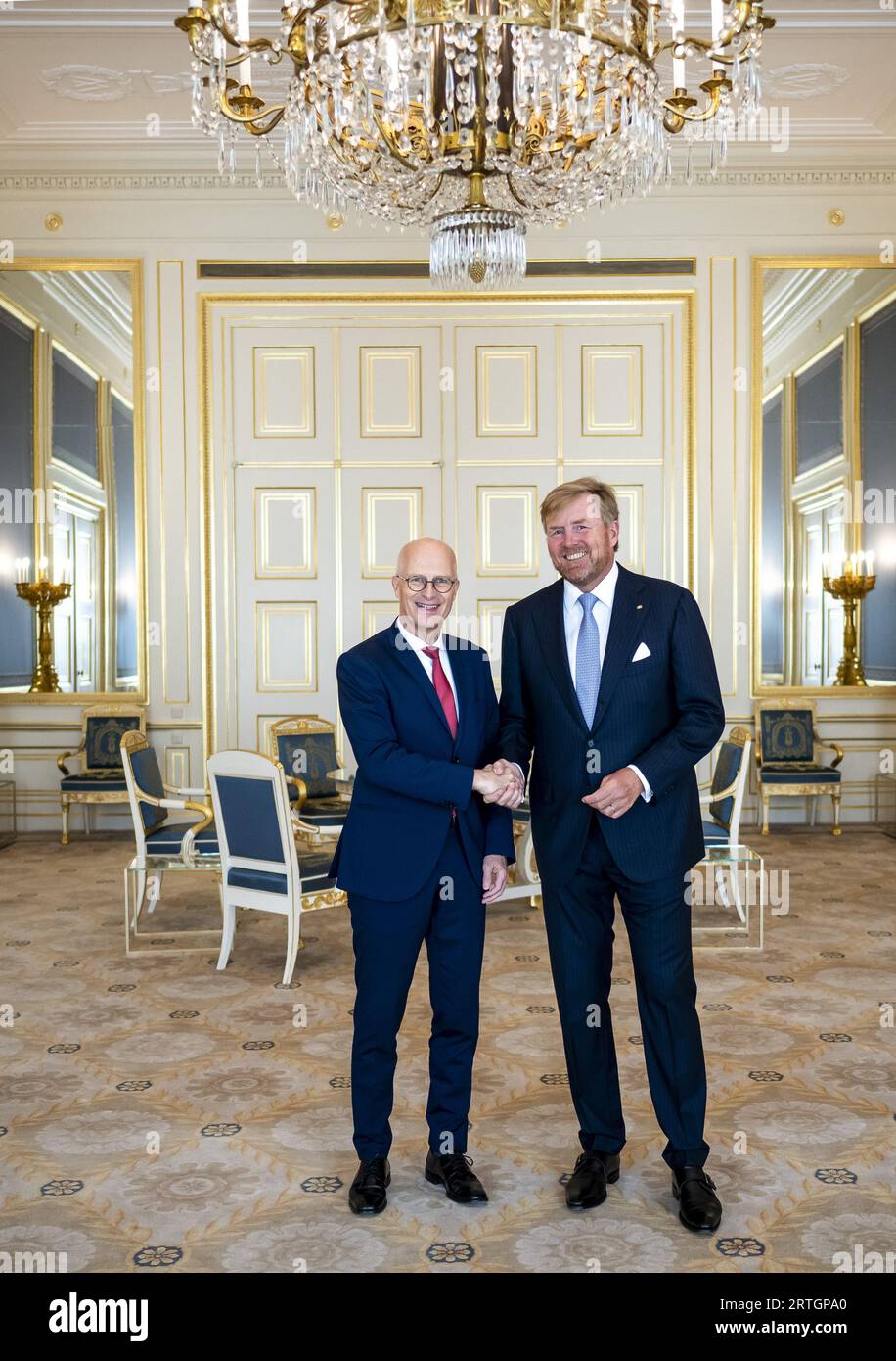 DER HAAG - König Willem-Alexander empfängt Bundesratspräsident Peter Tschentscher im Schloss Noordeinde. Der Bundesrat ist die Vertretung der sechzehn deutschen staaten im deutschen politischen System. Zusammen mit dem Bundestag bildet er den Deutschen Bundestag. ANP POOL FRANK VAN BEEK niederlande raus - belgien raus Stockfoto