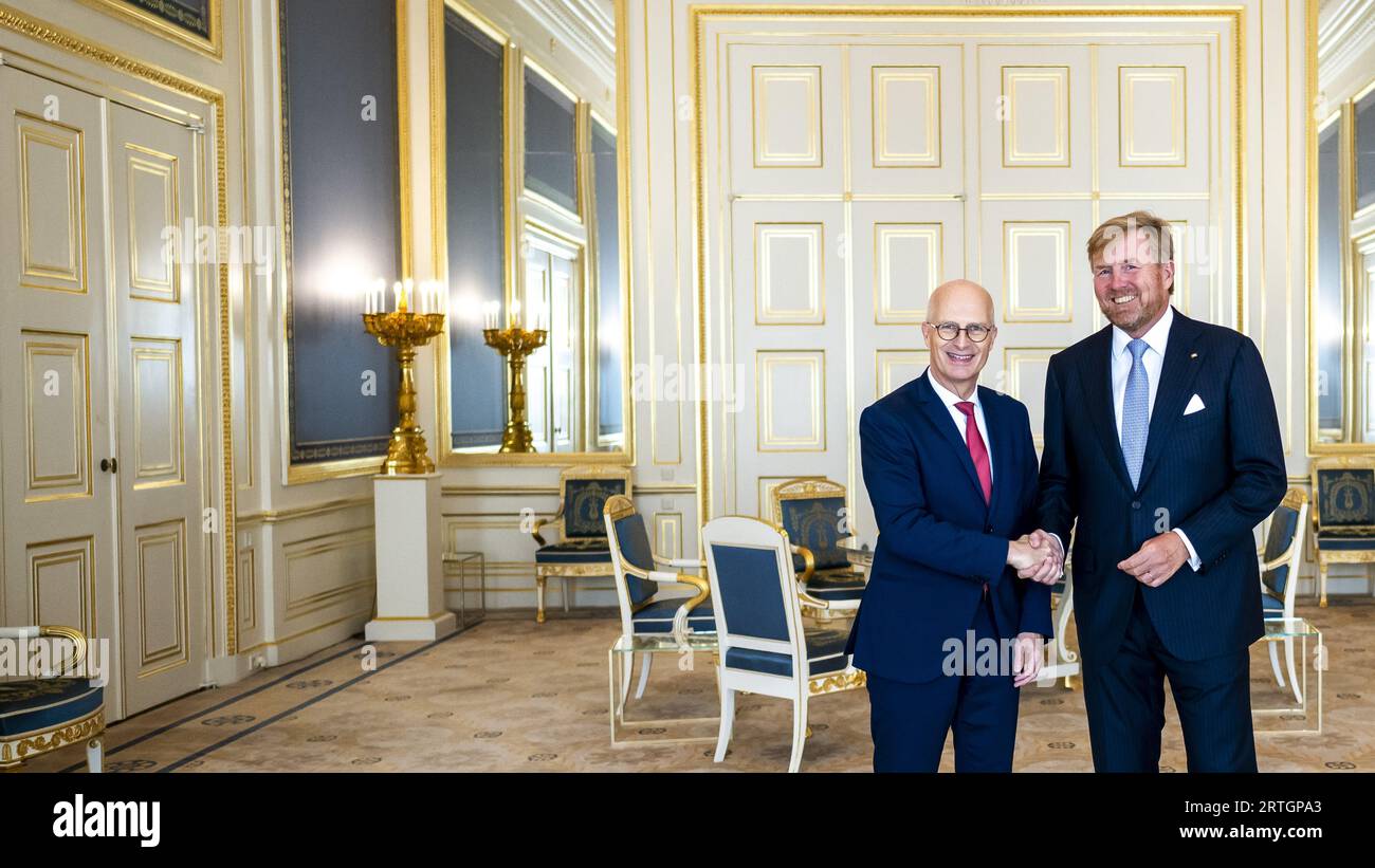 DER HAAG - König Willem-Alexander empfängt Bundesratspräsident Peter Tschentscher im Schloss Noordeinde. Der Bundesrat ist die Vertretung der sechzehn deutschen staaten im deutschen politischen System. Zusammen mit dem Bundestag bildet er den Deutschen Bundestag. ANP POOL FRANK VAN BEEK niederlande raus - belgien raus Stockfoto