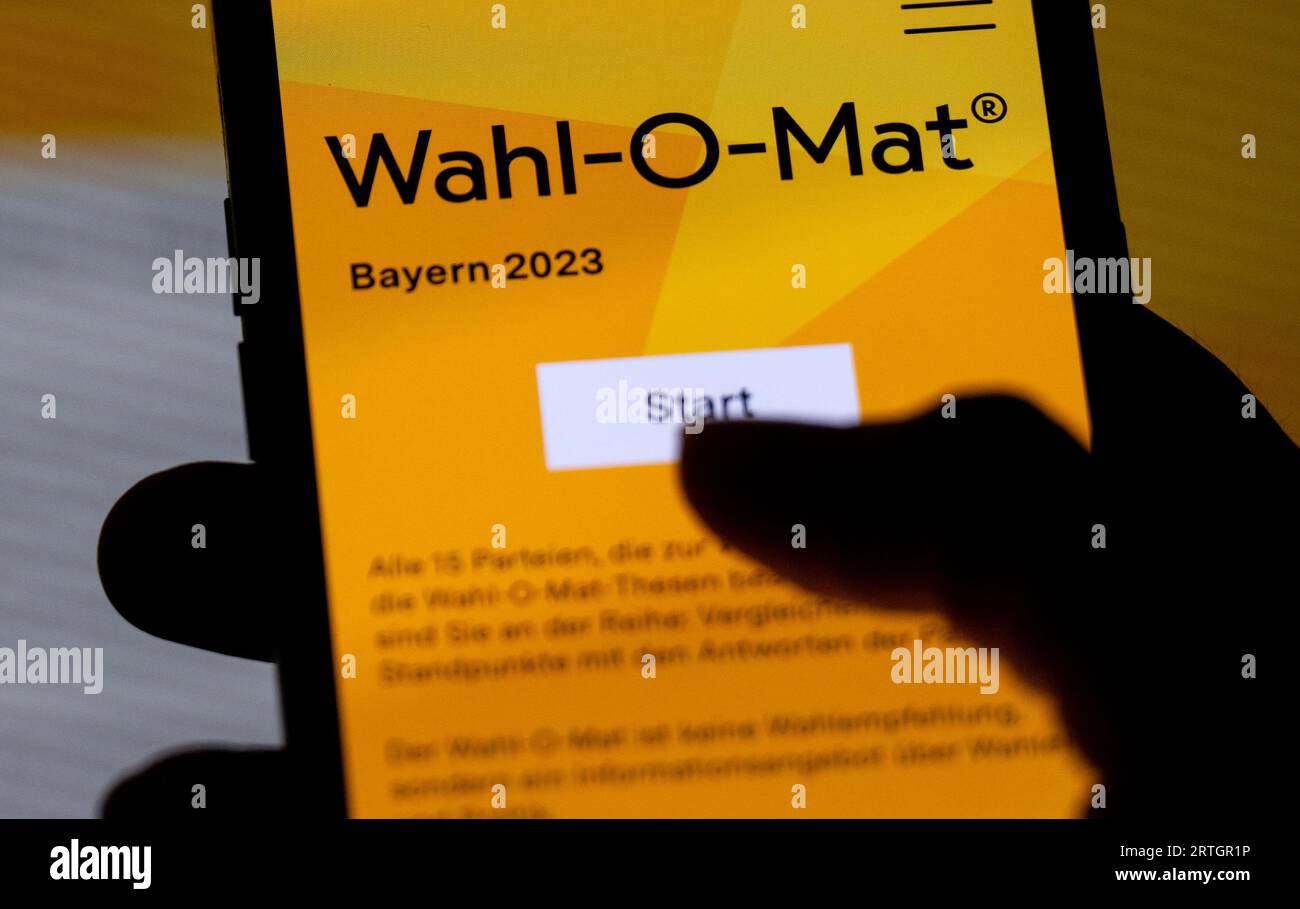 München, Deutschland. September 2023. Die Startseite von Wahl-O-Mat (www.wahl-o-mat.de) ist auf dem Display eines Mobiltelefons zu sehen. Dreieinhalb Wochen vor den bayerischen Landtagswahlen wird Wahl-O-Mat ins Leben gerufen. Das Online-Tool gilt als beliebte Entscheidungshilfe vor den Wahlen, ist aber keineswegs das einzige Angebot. Quelle: Sven Hoppe/dpa/Alamy Live News Stockfoto