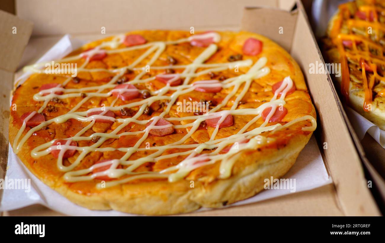 Pizza in einem offenen Karton Stockfoto