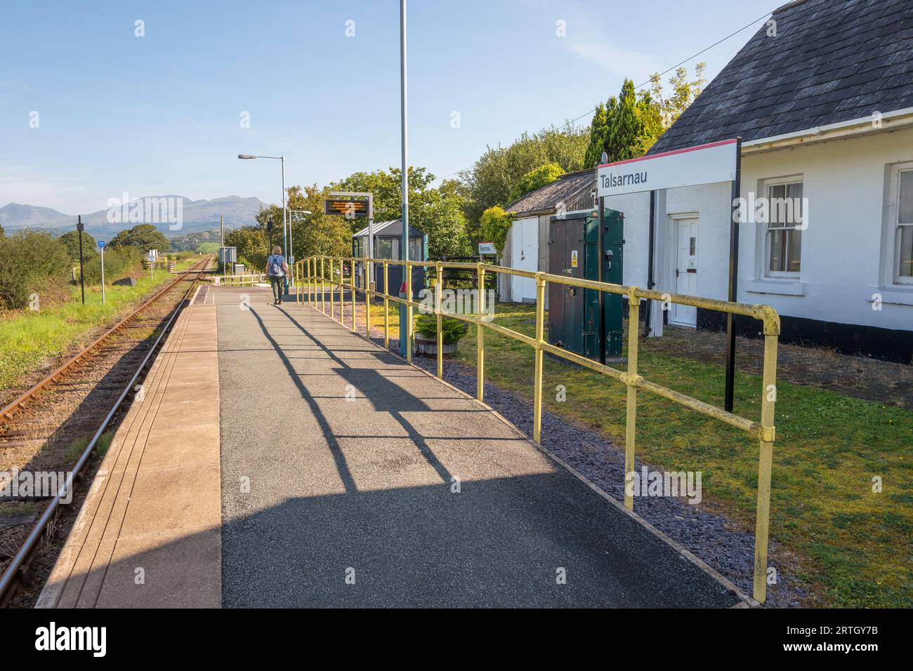 Die eingleisige Eisenbahnstrecke im kleinen walisischen Dorf Talsarnau, Gwynedd, ist Teil des Eisenbahnnetzes Transport for Wales. Stockfoto