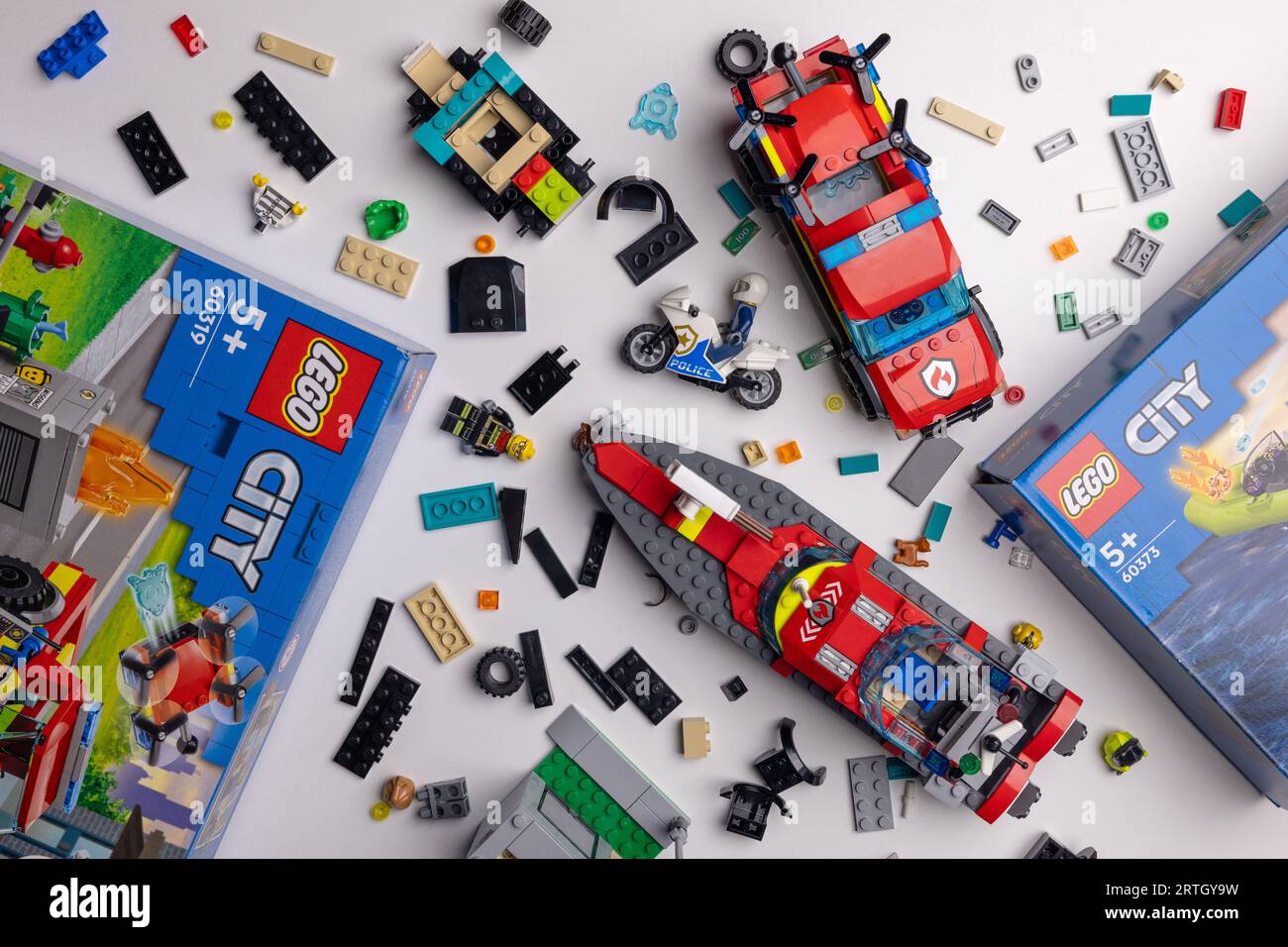 Riga, Lettland - 12. September 2023: LEGO City Building Parts and Boxes on the table Stockfoto