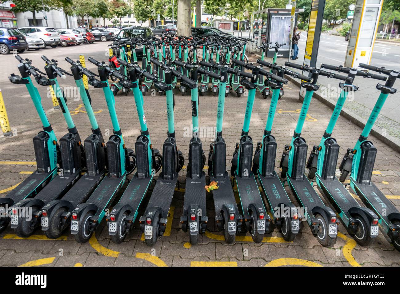 Jelbi Mobilitätsstation am Nollendorfplatz, E-Roller und Mietfahrrad-Parkplatz, Berlin-Schöneberg Stockfoto