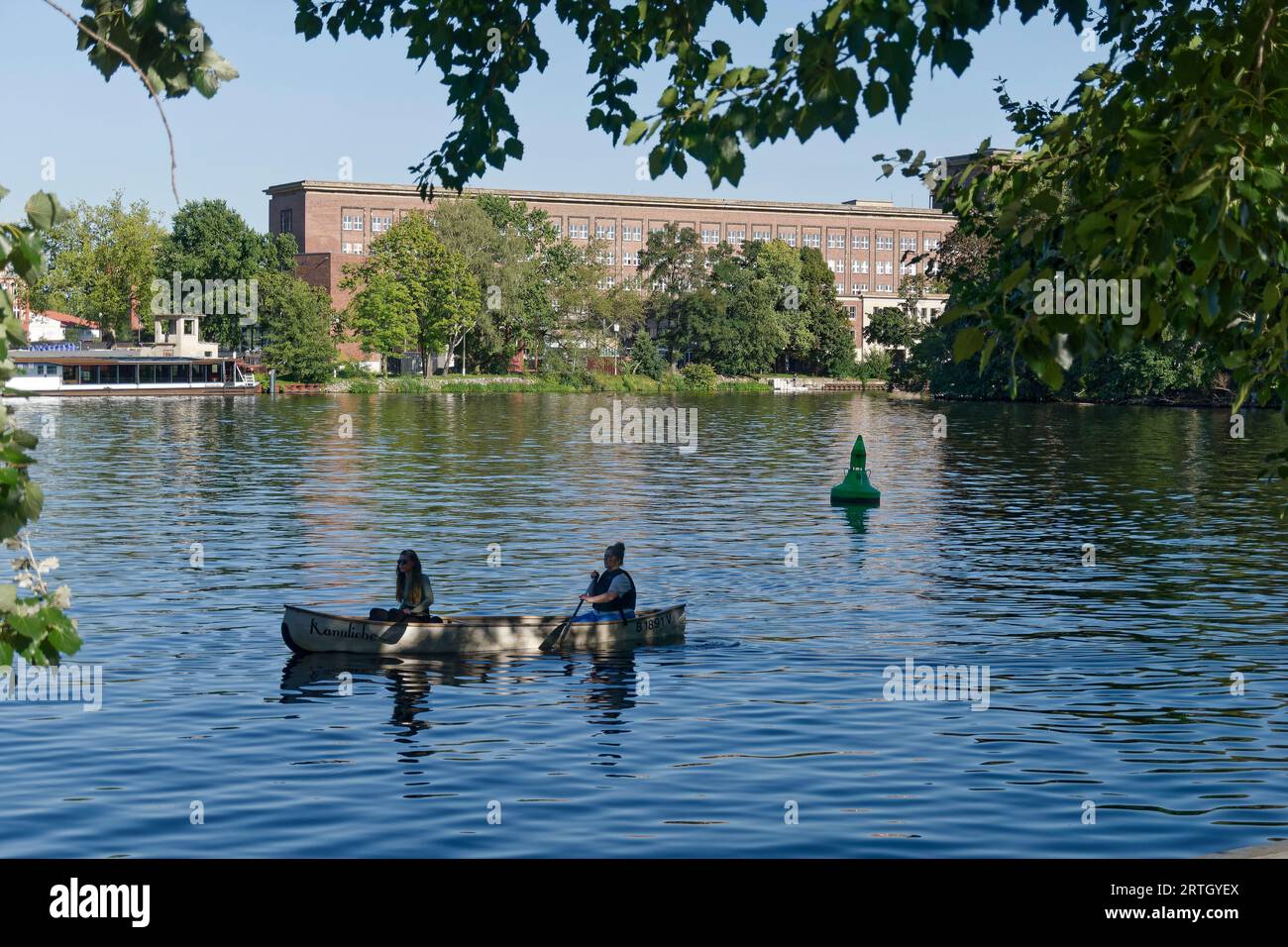 Kanu auf der Spree in Berlin-Treptow. Im Hintergrund Funkhaus Berlin. Stockfoto