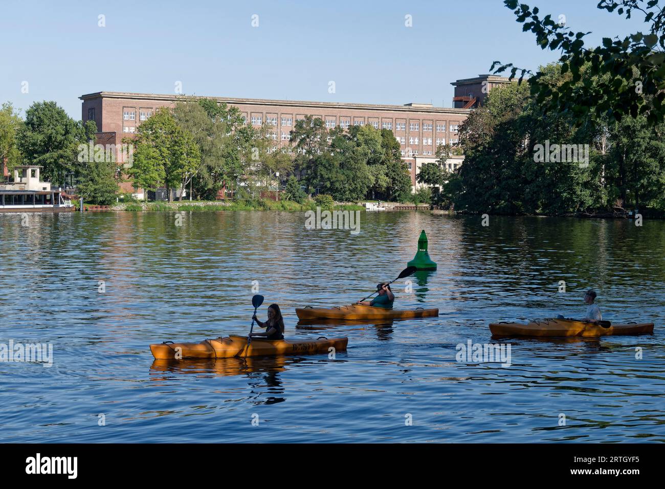 Kanu auf der Spree in Berlin-Treptow. Im Hintergrund Funkhaus Berlin. Stockfoto