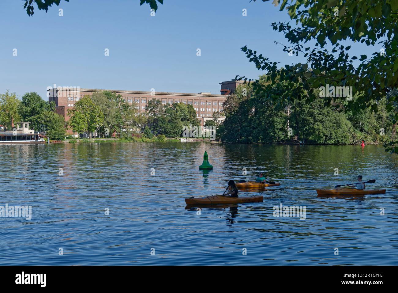 Kanus auf der Spree in Berlin-Treptow. Im Hintergrund Funkhaus Berlin. Stockfoto