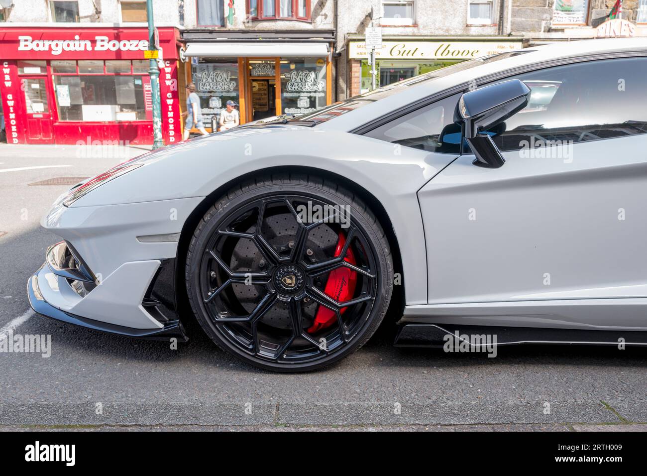 Weißer Lamborghini Aventador SVJ Sportwagen auf der Straße in Porthmadoc, Wales geparkt. Stockfoto