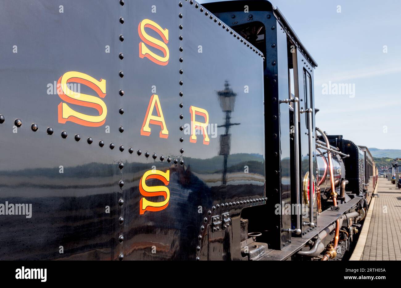 Der Snowdonia Star Dampfzug wartet auf die Porthmadoc Station. Stockfoto