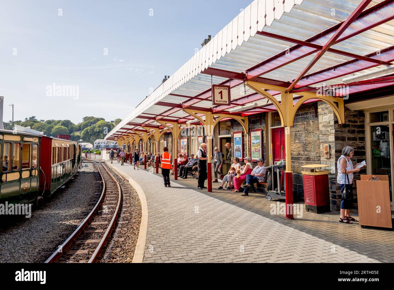 Passagiere warten auf dem ersten Bahnsteig am Bahnhof Porthmadoc auf den Dampfzug. Stockfoto