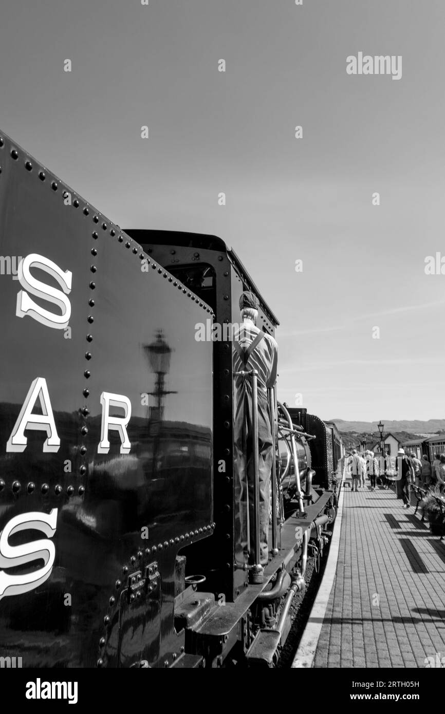 Der Snowdonia Star Dampfzug wartet auf die Porthmadoc Station. Stockfoto