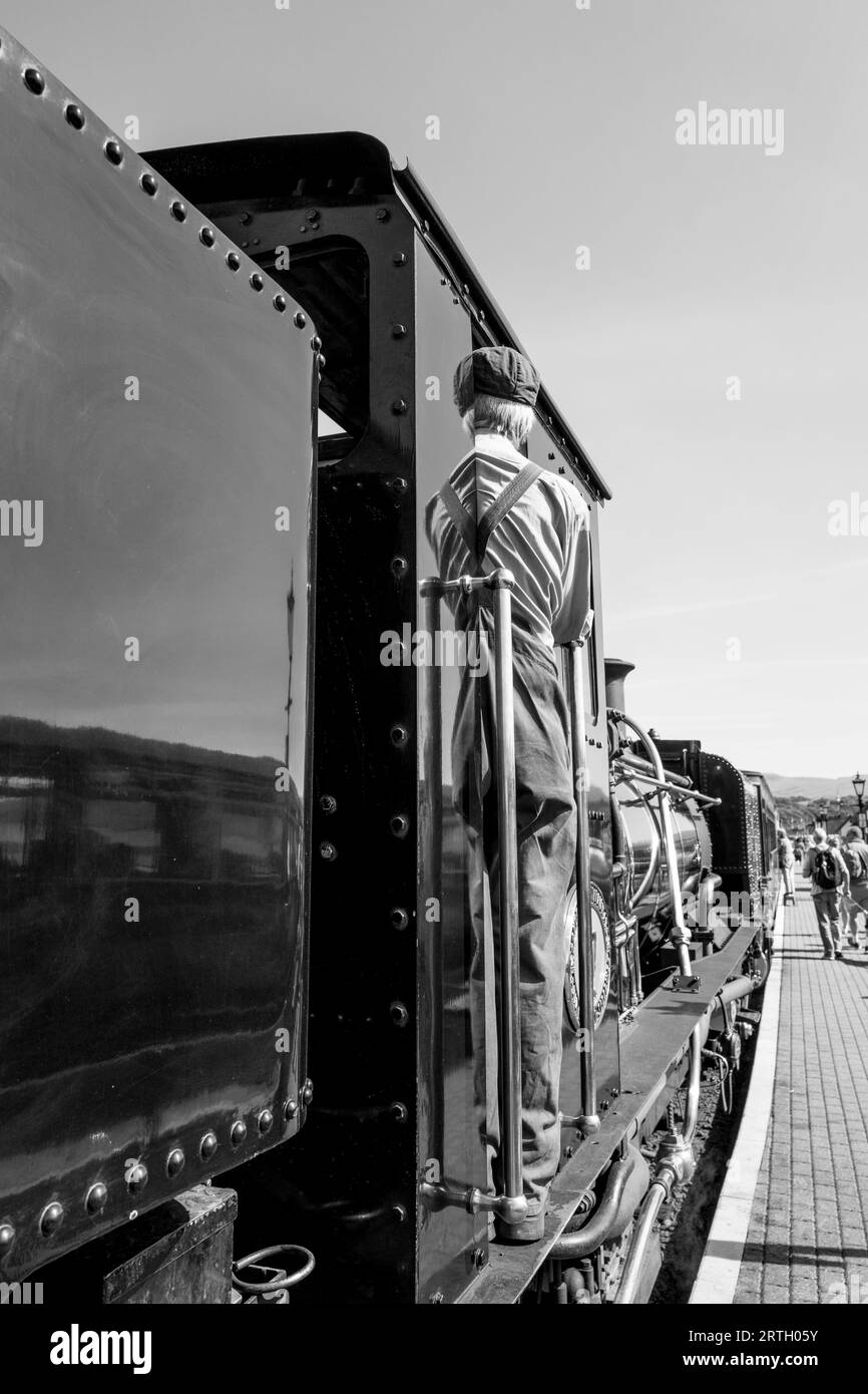 Der Snowdonia Star Dampfzug wartet auf die Porthmadoc Station. Stockfoto