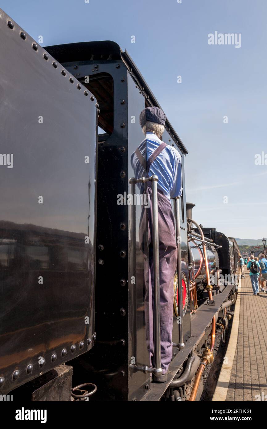 Der Snowdonia Star Dampfzug wartet auf die Porthmadoc Station. Stockfoto