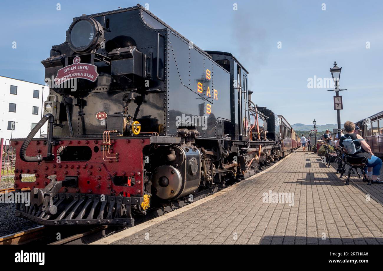 Der Snowdonia Star Dampfzug wartet auf die Porthmadoc Station. Stockfoto
