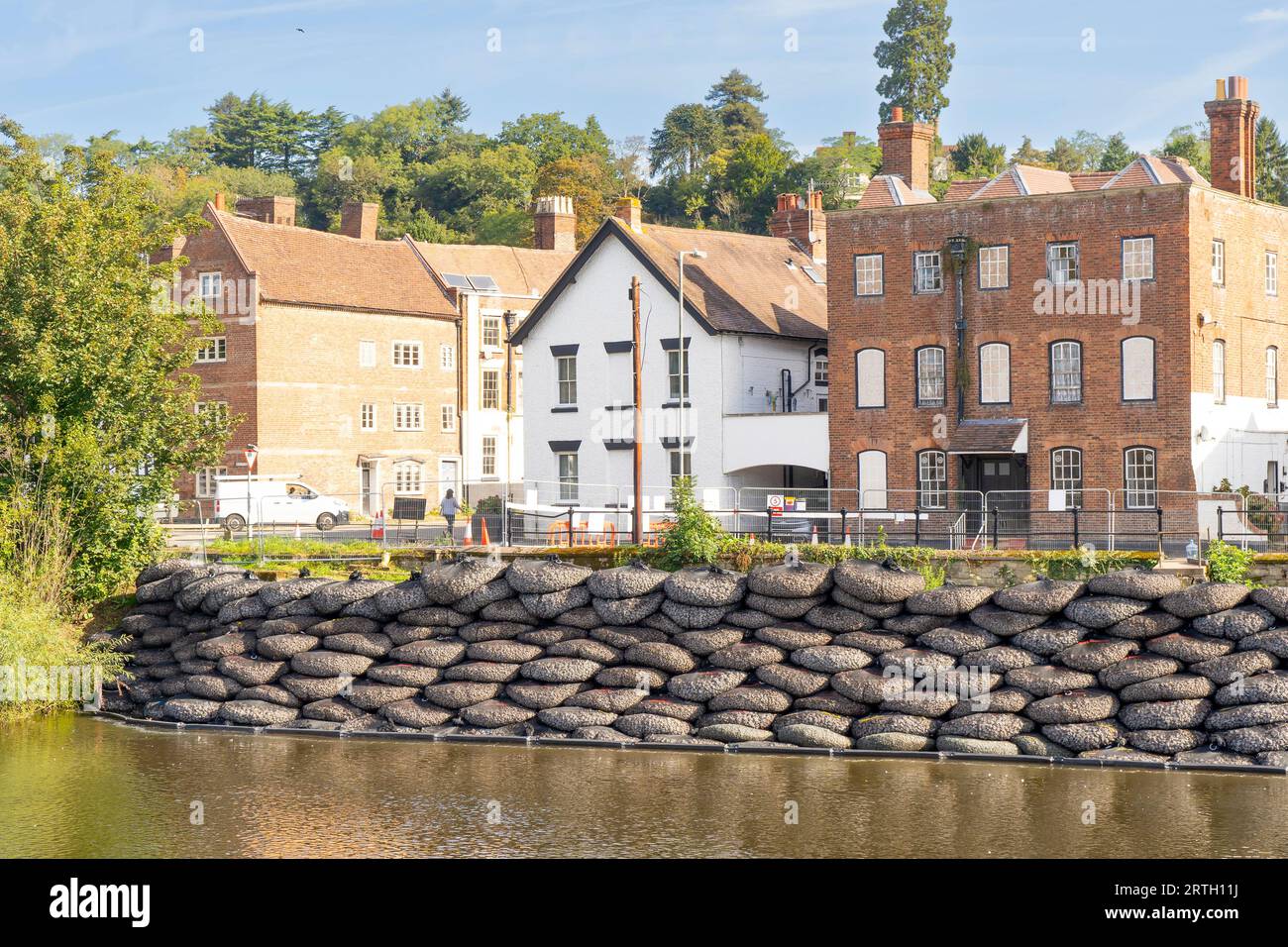 Bewdley, Großbritannien. September 2023. In Beale's Corner in der Stadt Bewdley, Worcestershire, laufen Hochwasserschutzarbeiten. Quelle: Lee Hudson/Alamy Stockfoto