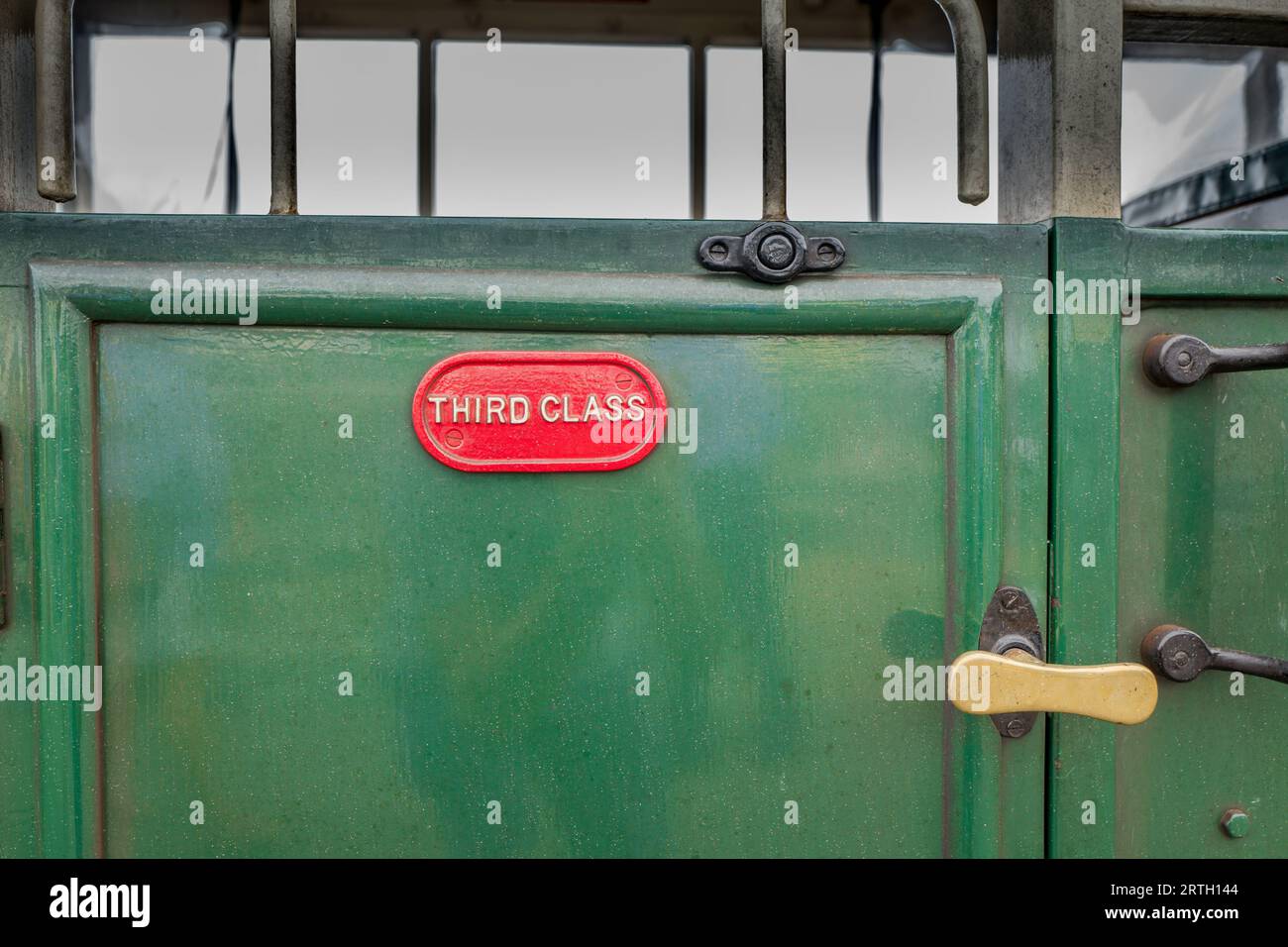 Wagen der dritten Klasse, die von der Ffestiniog Railway und der Welsh Highland Railway für den Personenverkehr vom Bahnhof Porthmadoc verwendet wurden. Stockfoto