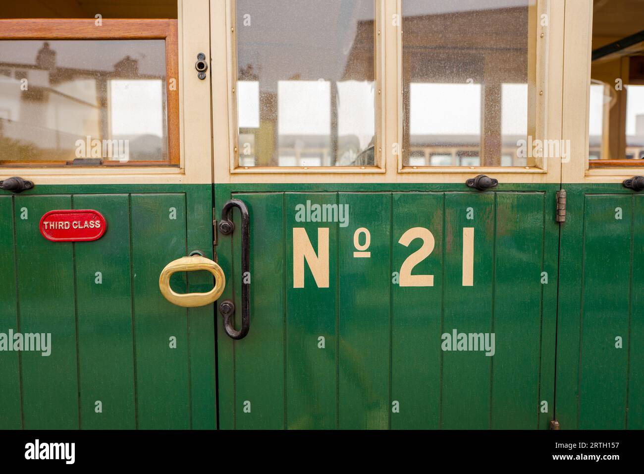 Wagen der dritten Klasse, die von der Ffestiniog Railway und der Welsh Highland Railway für den Personenverkehr vom Bahnhof Porthmadoc verwendet wurden. Stockfoto