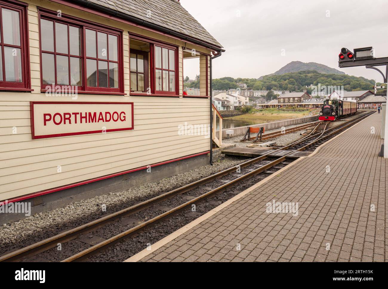 Der Quarryman-Dampfzug fährt vom Bahnhof Porthmadoc ab. Stockfoto