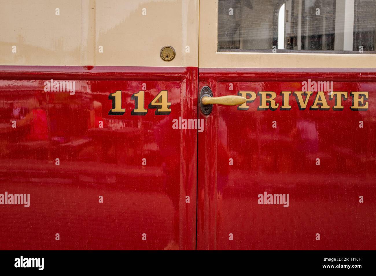 Wagen der dritten Klasse, die von der Ffestiniog Railway und der Welsh Highland Railway für den Personenverkehr vom Bahnhof Porthmadoc verwendet wurden. Stockfoto