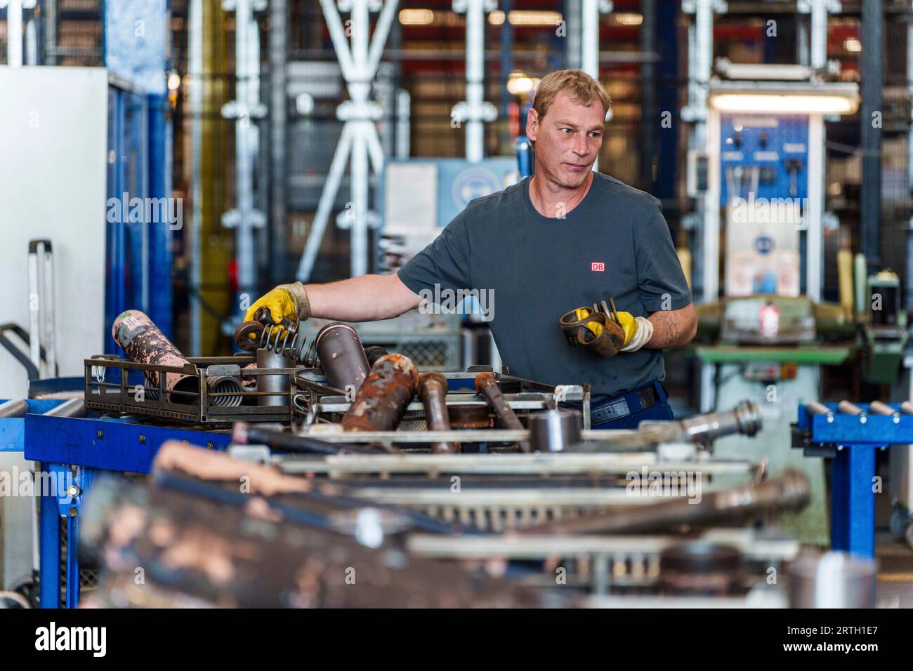 Fulda, Deutschland. September 2023. Ein Mitarbeiter entnimmt die