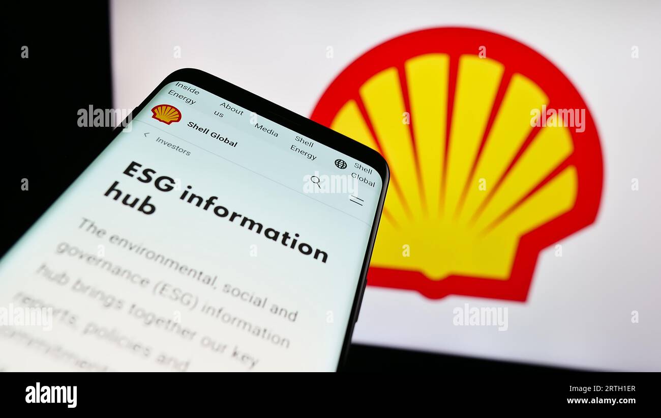 Mobiltelefon mit Website des britischen Öl- und Gasunternehmens Shell plc auf dem Bildschirm vor dem Firmenlogo. Konzentrieren Sie sich auf die obere linke Ecke des Telefondisplays. Stockfoto