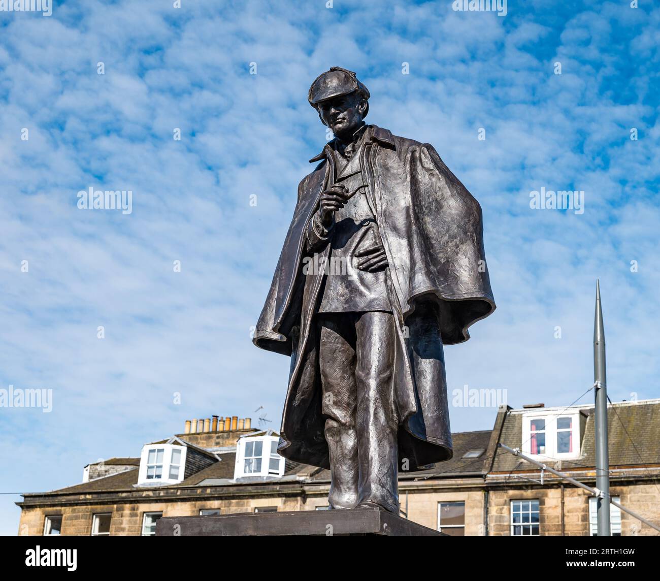 Picardy Place, Edinburgh, Schottland, Vereinigtes Königreich, 13. September 2023, Sherlock Holmes kehrt zurück: die neu renovierte lebensgroße Bronzestatue erinnert an den Geburtsort seines Schöpfers, Sir Arthur Conan Doyle. Es wurde von Black Isle Bronze renoviert. Sally Anderson/Alamy Live News Stockfoto